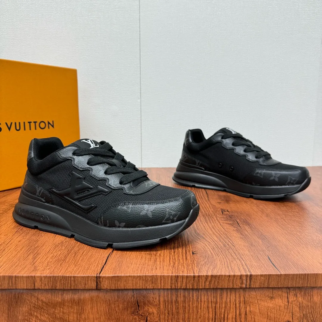 Men's shoes: 480💰LV Classic men's sports shoes are shipped. Lightweight thick-soled chubby bread shoes, super versatile and multiple styles are coming! This sneaker is made of smooth cowhide punching and grained cowhide stitching to create an elegant design. Grained cowhide is stitched with technical mesh, and smooth cowhide and grained cowhide are combined in multiple styles. The color is classic and versatile, and it can be easily integrated into various styles. The eye-catching LV letters are marked on the side of the shoe, the tongue is decorated with LV embroidered letter web logo, the brand logo is screen-printed on the heel, and the lightweight rubber outsole is embellished with Vuitton's personalized logo. The fabric-lined foot pads make your feet fashionable, handsome and versatile! Comes with full original packaging! Size: 38-44, customized 45